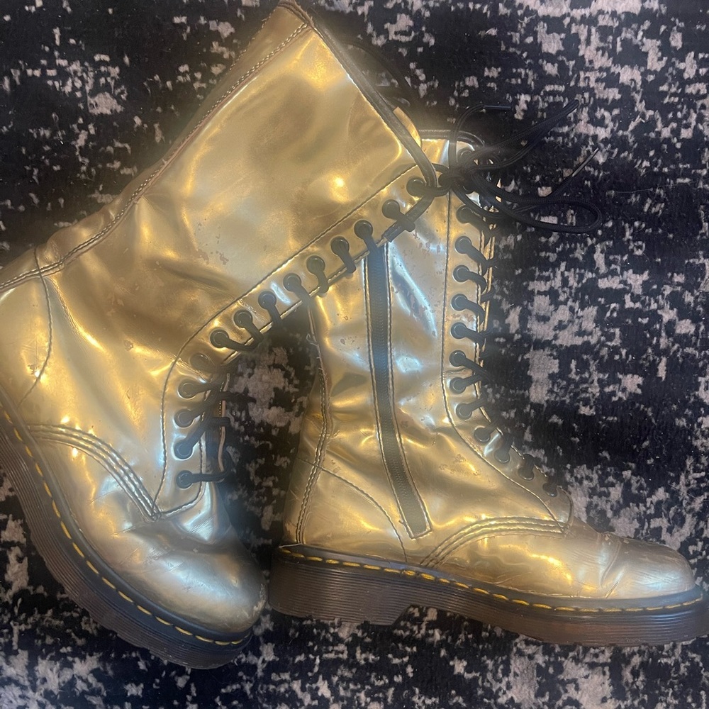 VINTAGE Doc Martens, Gold 14 eye. VERY RARE. SZ 6 💛